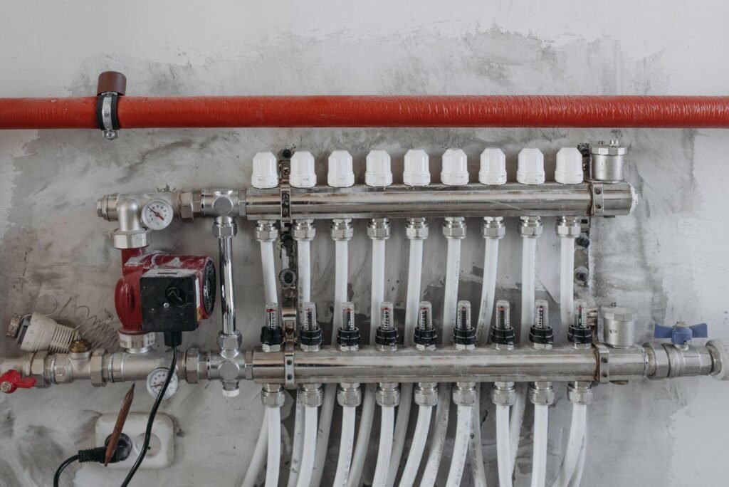 Backflow prevention manifold with pressure gauges