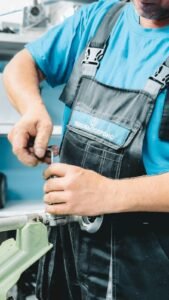 Plumbing Lombard technician at work